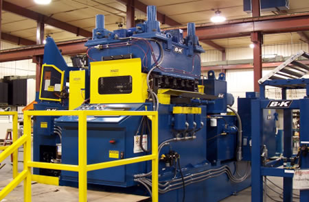 Eine B&K 60-1.156 Präzisionskorrekturichtmaschine, integriert in eine neue CWP Pressenvorschubanlage