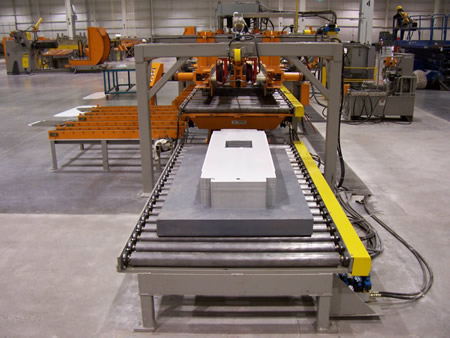 Eine B&K 60-1.156 Präzisionskorrekturrichtmaschine, integriert in eine neue CWP Pressenvorschubanlage